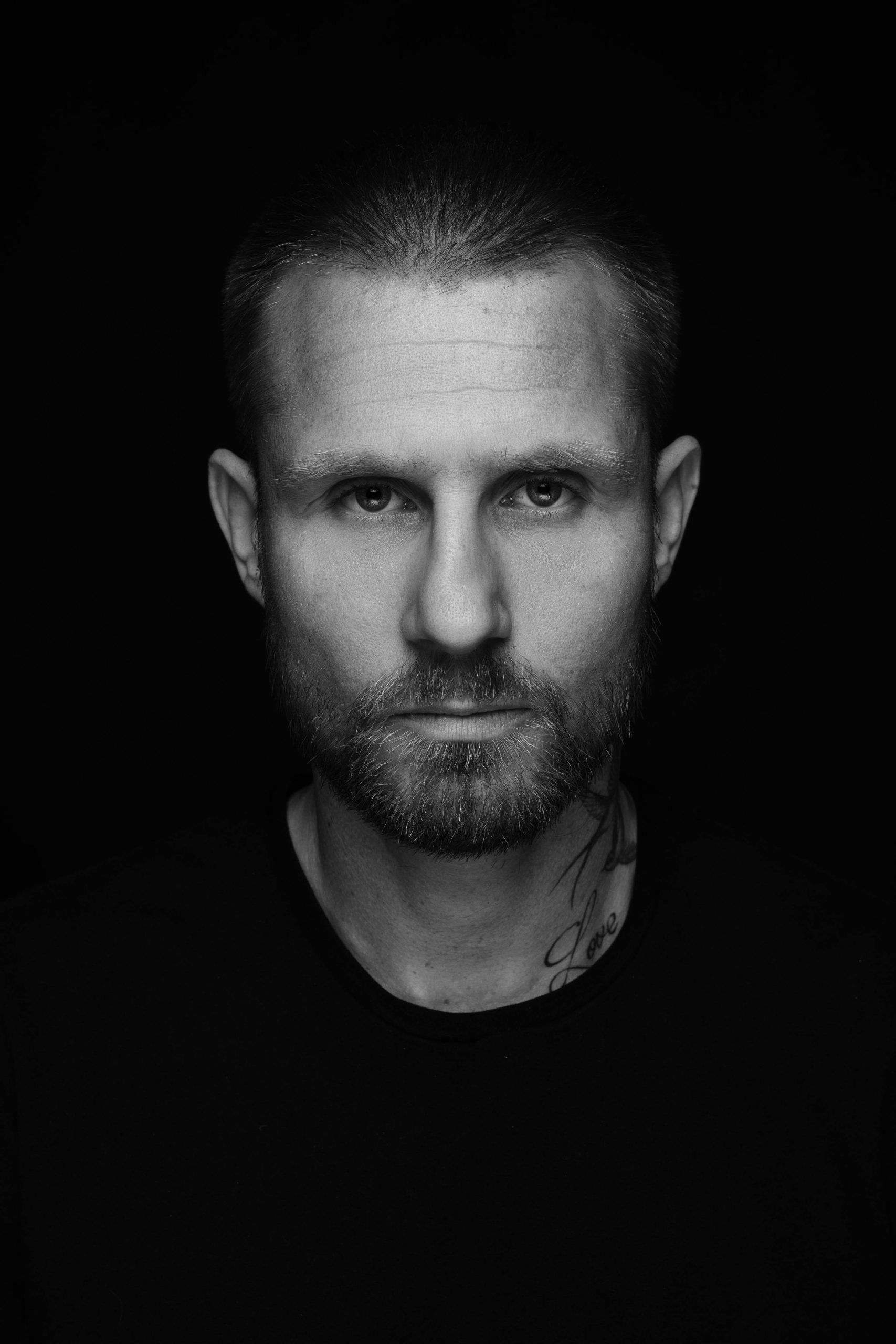 zwart wit foto man stoer